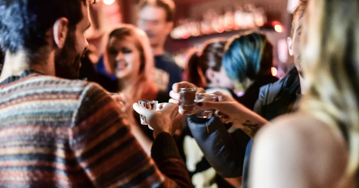 Qué día y a qué hora se llenan los restaurantes, bares y cafeterías: datos reales de 65.000 mesas